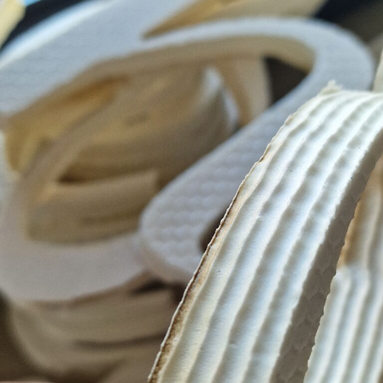 Hier sieht man die unterste Schicht, wie sie durch die Wärme vom Holzuntergrund braun angebrannt ist.