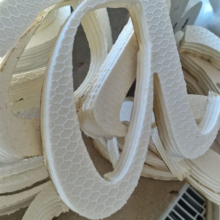 Die Struktur der Styroporplatte ist leicht mit der Farbe zu überdecken.